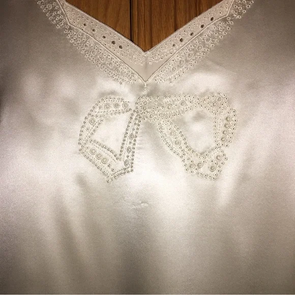 Sleeveless light summer blouse camisole embroidered neckline 100% silk - Picture 2 of 7